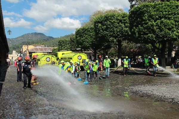 El pasado sábado, trabajadores de la comuna capitalina y bomberos municipales limpiaron y pintaron calles en Antigua.