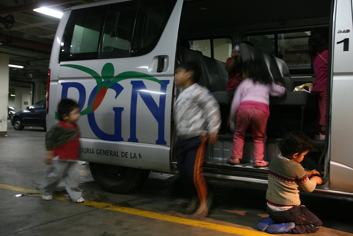 La atención a menores de edad será afectada por la falta de combustible, dice personal de la PGN. (Foto Prensa Libre: Hemeroteca PL)