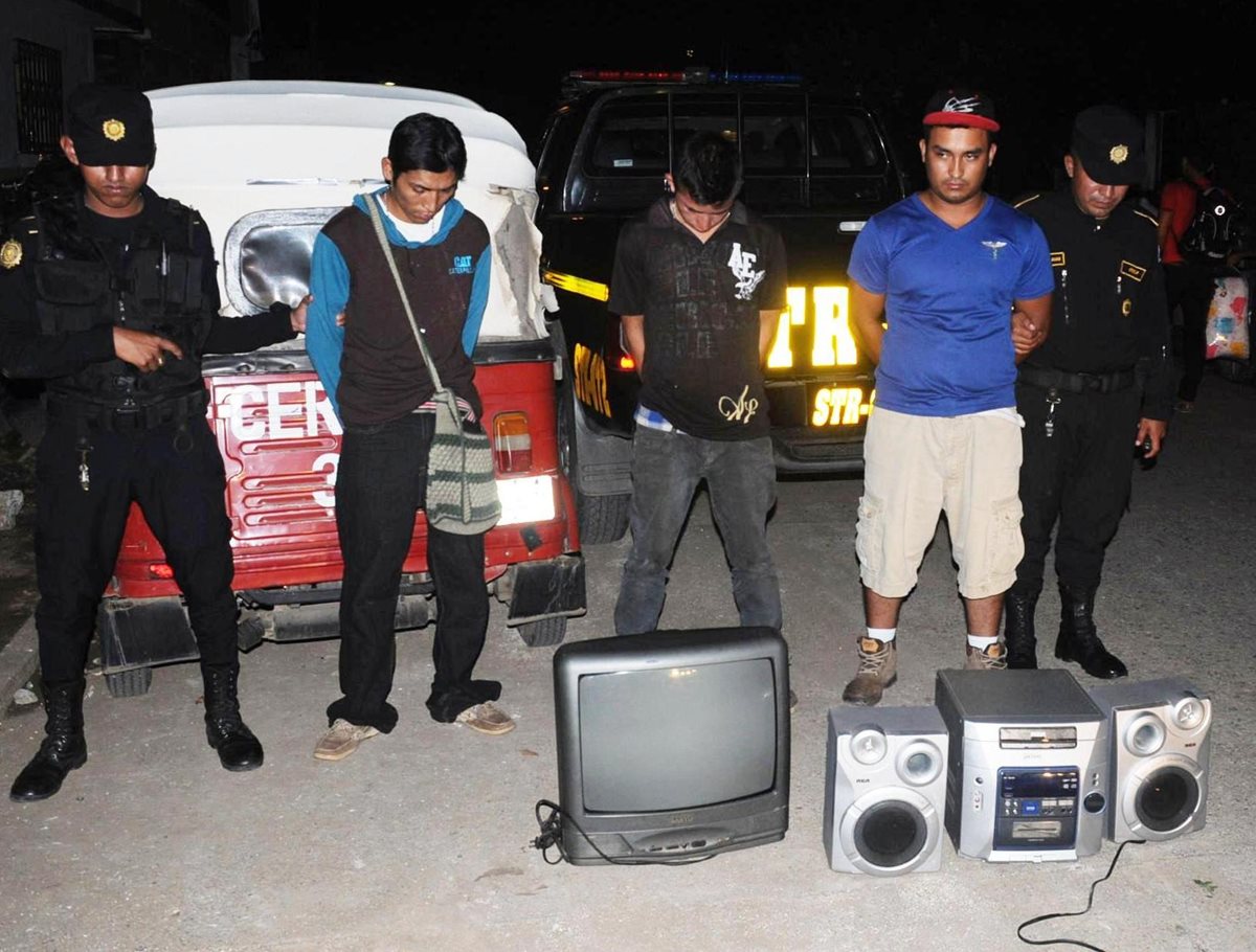 Tres presuntos delincuentes fueron detenidos en Santa Rosa por la Policía Nacional Civil sospechosos de robo en una vivienda. (Foto Prensa Libre: PNC)