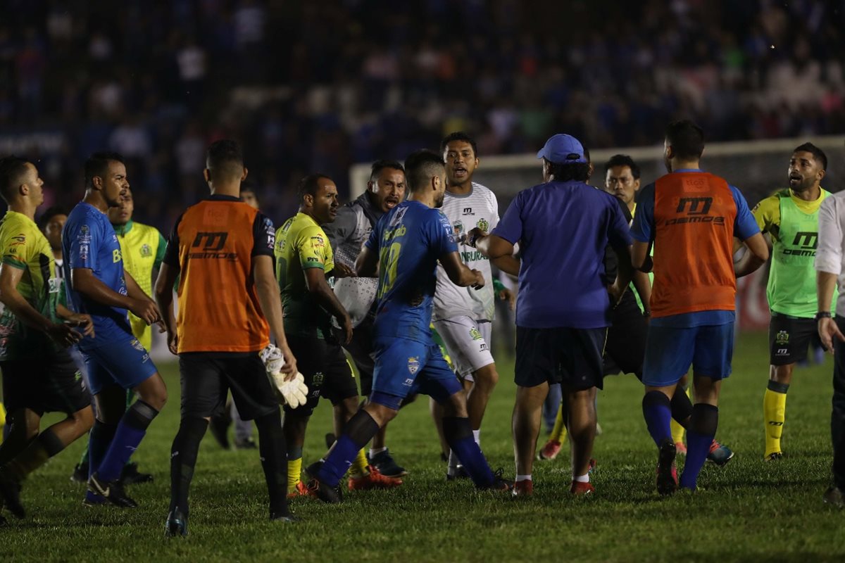 El partido de vuelta de la semifinal entre Cobán Imperial y Guastatoya terminó de forma violenta. (Foto Prensa Libre: Hemeroteca PL)