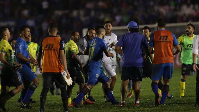 El partido de vuelta de la semifinal entre Cobán Imperial y Guastatoya terminó de forma violenta. (Foto Prensa Libre: Hemeroteca PL)