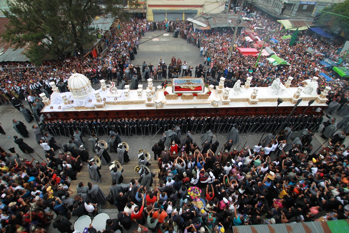 El Santo Entierro de la Iglesia El Calvario es de las procesiones más multitudinarias y lleva el anda más grande con capacidad para 140 cargadores. (Foto: Hemeroteca PL)