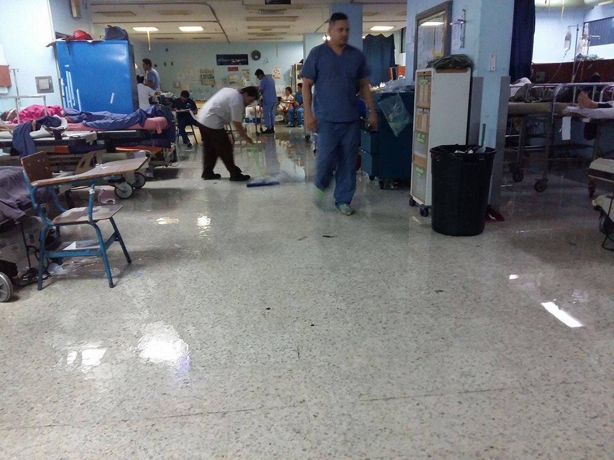 Médicos y personal de limpieza trabajan para habilitar las áreas inundadas. (Foto Prensa Libre: Cortesía)