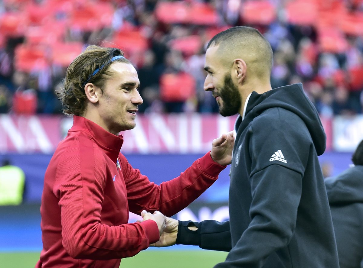 Los franceses Antoine Griezzmann y Karim Benzema se saludan antes del partido.