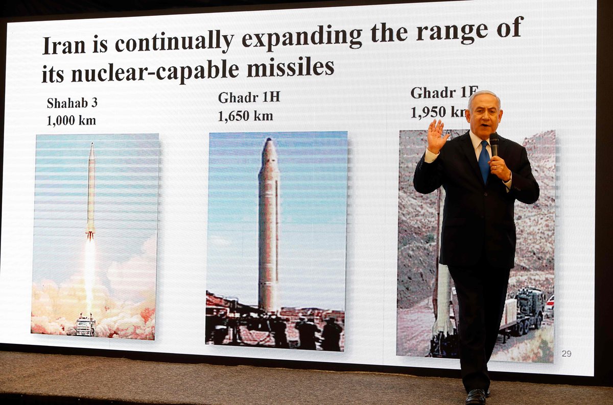 El primer ministro israelí, Benjamin Netanyahu, pronuncia un discurso sobre el programa nuclear de Irán en el Ministerio de Defensa en Tel Aviv. (Foto Prensa Libre:AFP).