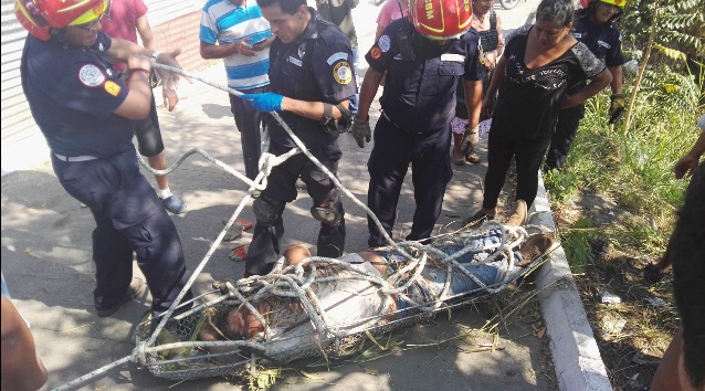 Socorristas rescatan a Luis Emilio Velásquez Ramos, quien cayó a un barranco en el kilómetro 14.5 de la ruta al Atlántico. (Prensa Libre: Jerson Ramos)