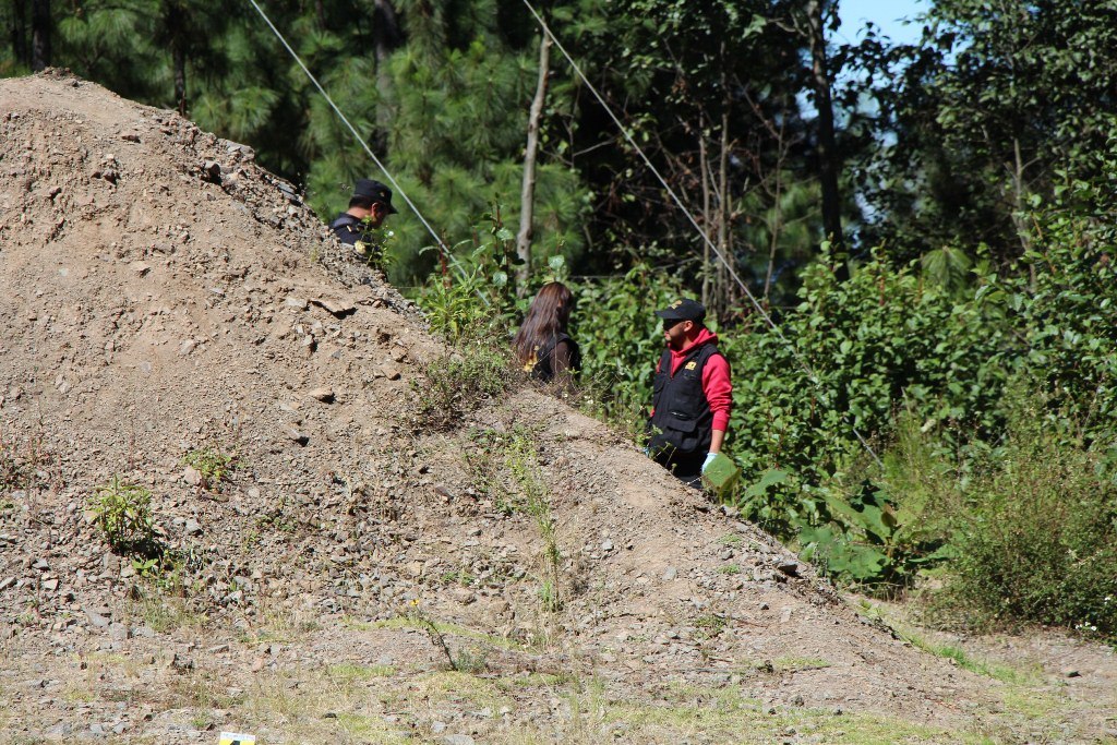 Investigadores inspeccionan el área donde fue localizado el cadáver de una persona, en Totonicapán. (Foto Prensa Libre: Édgar Domínguez).