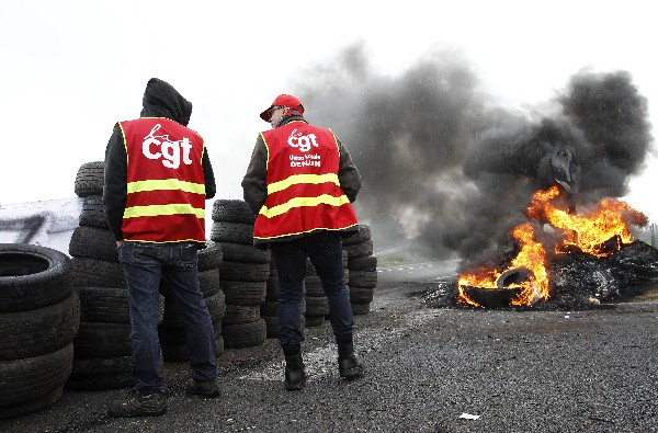 Integrantes del sindicato bloquean el ingreso a un depósito de combustible.(AFP).