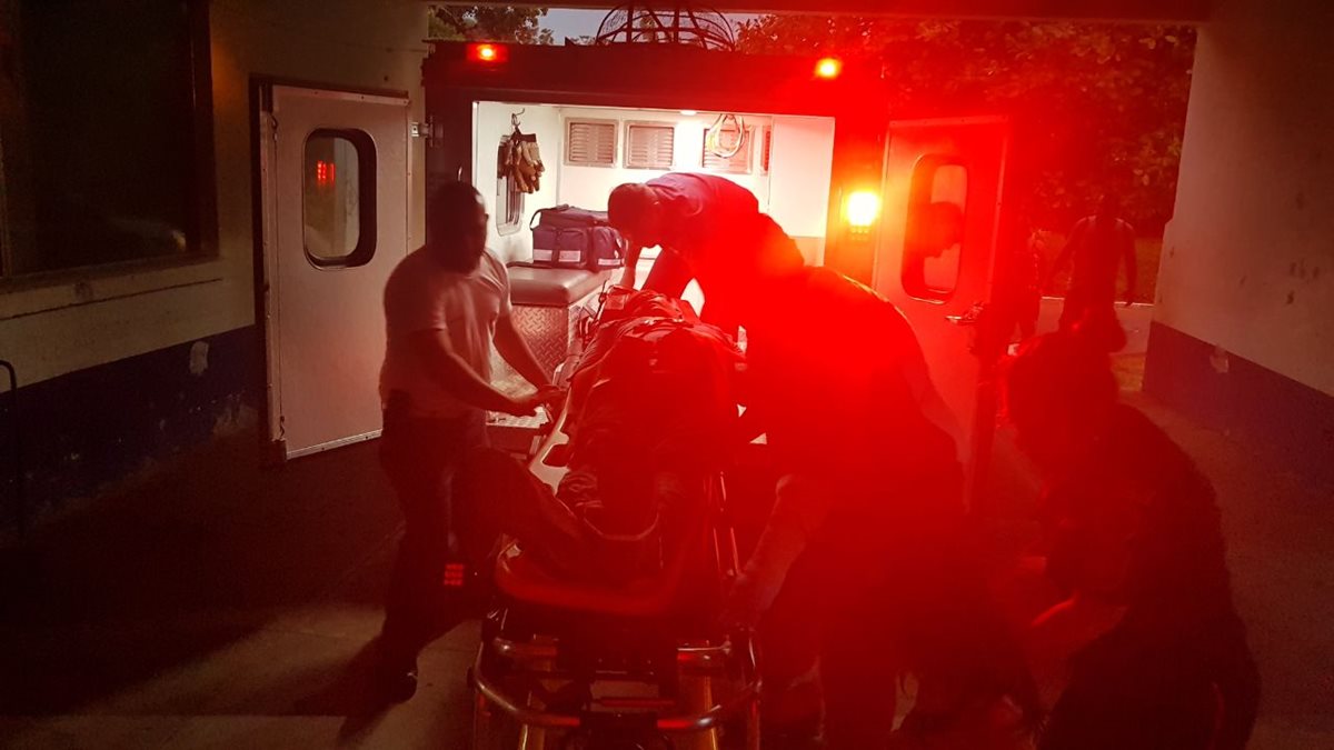 Dos personas fueron trasladadas a Hospital Nacional de Retalhuleu. (Foto Prensa Libre. CRG)