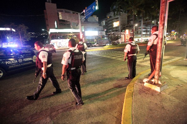 <span>Policías federales</span> <span>llegan a la escena del crimen en una</span><span> zona turística</span><span> en Acapulco. (AFP).</span>
