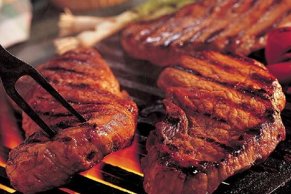 el consumo excesivo de carne roja puede influir en el riesgo de padecer cáncer de seno.