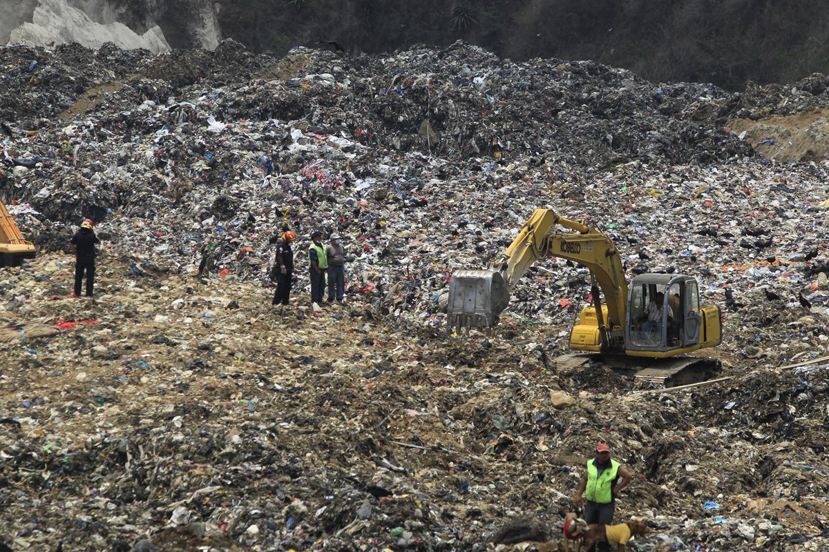 Maquinaria se utiliza para la búsqueda de desaparecidos en el relleno sanitario de la zona 3 capitalina. (Foto Prensa Libre: Hemeroteca PL)