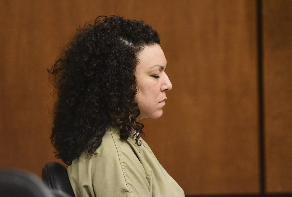 Dynel Lane, convicta por haber apuñalado a una embarazada para robarle al bebé, cierra los ojos al escuchar la sentencia. (Foto Prensa Libre: AP).