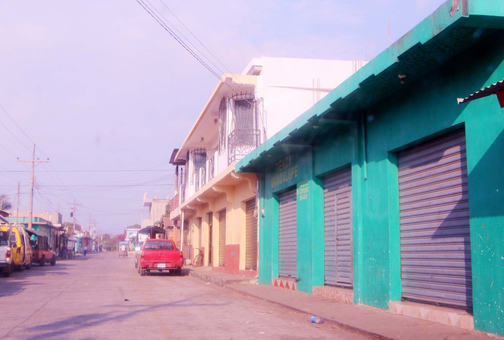 Locales cierran en Champerico, Retalhuleu, debido a que sus dueños temen ser atacados por grupos de extorsionistas. (Foto Prensa Libre: Rolando Miranda).