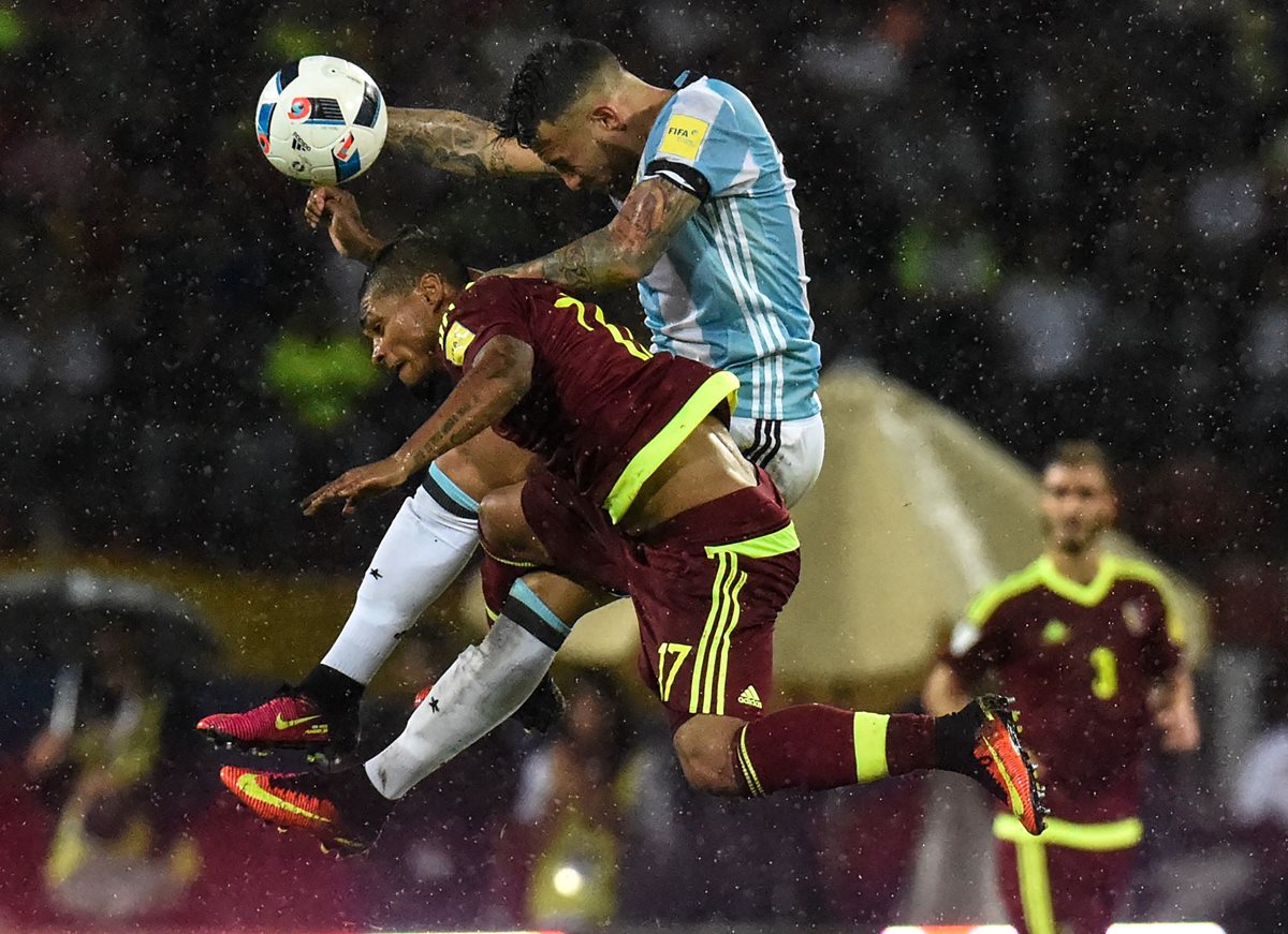 Argentina salvó un punto en Mérida, Venezuela, en el duelo que los locales, tenían ventaja. (Foto Prensa Libre: AFP)