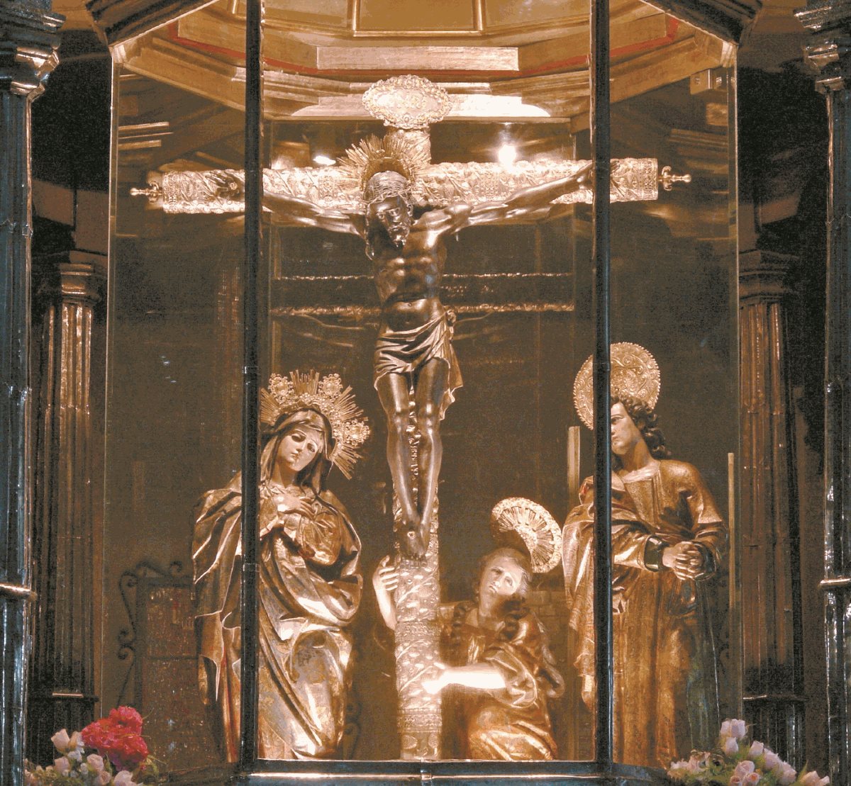 Cristo Negro de Esquipulas, obra de Quirio Cataño, en su camarín actual. El grupo escultórico data del siglo XVI. (Foto: Hemeroteca PL)