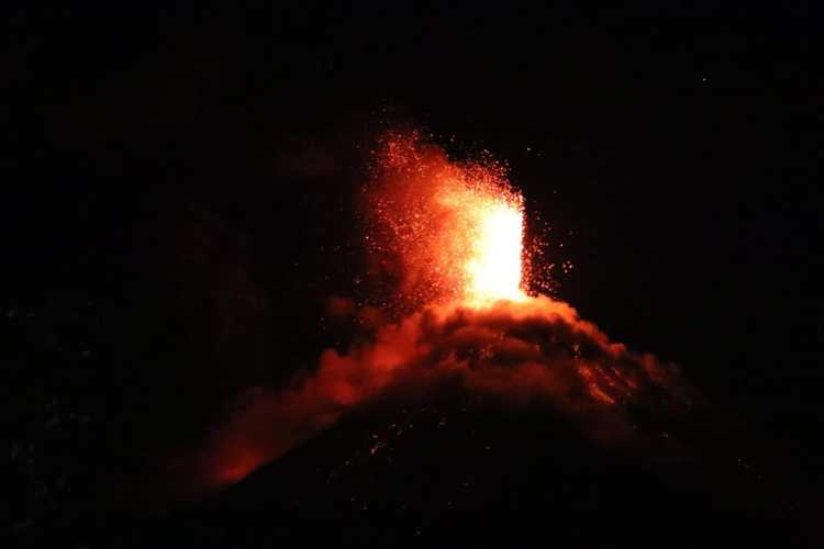 El Volcán de Fuego incrementa su actividad.