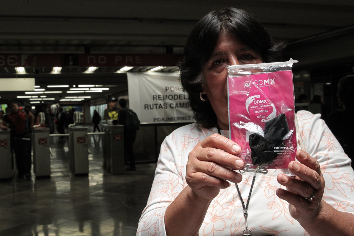 Una mujer muestra el silbato "antiacoso" que le fue entregado por las autoridades en la Ciudad de México. (Foto Prensa Libre: EFE).