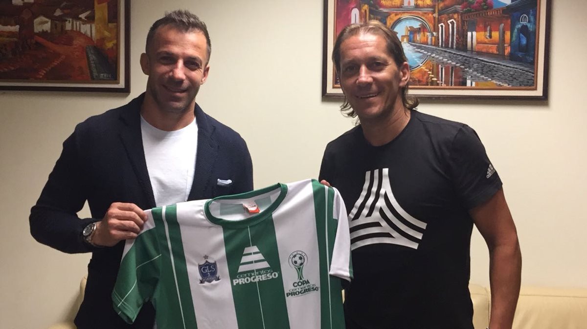 Los exjugadores Alessandro Del Piero y Míchel Salgado arribaron esta noche a Guatemala. (Foto Prensa Libre: Edwin Fajardo)