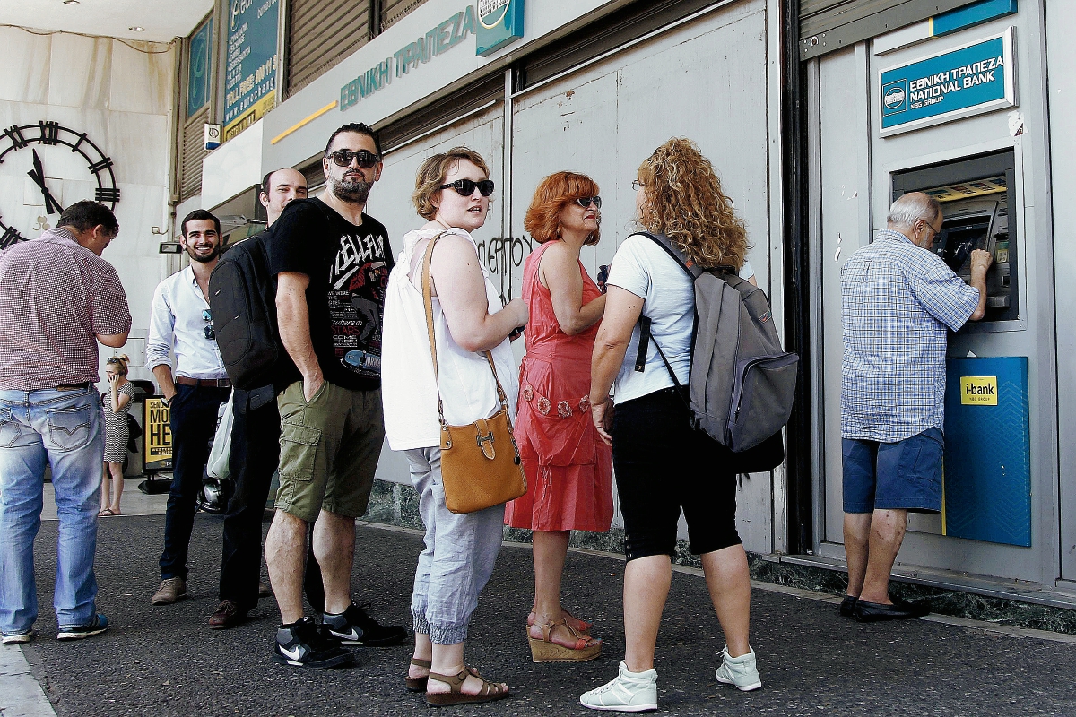 Atenienses hacen cola hoy para retirar dinero de un cajero automático del Banco Nacional de Grecia, (PL-EFE)