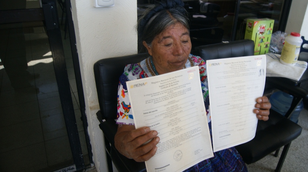 María Quiacaín Culum muestra su acta de defunción, en Sololá. (Foto Prensa Libre: Édgar Sáenz).
