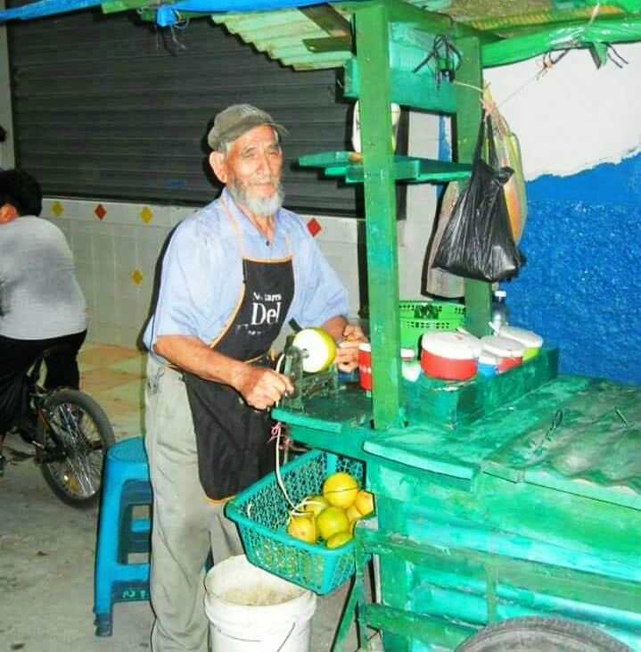 Octavio Urrutia Santiago, de 83 años, se dedicaba a vender frutas y manías en el parque Ismael Cerna, Ipala. (Foto Prensa Libre: Mario Morales)