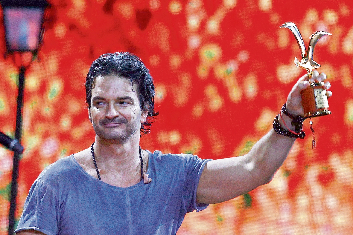 El público aclamó a Ricardo Arjona en el escenario de la Quinta Vergara y pidió a gritos el galardón la Antorcha de Oro para el guatemalteco. (Foto Prensa Libre: EFE)