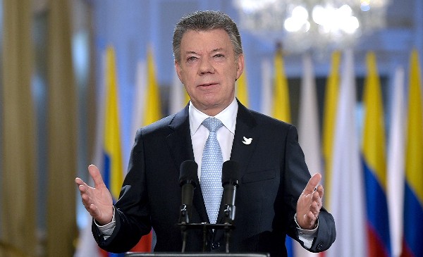 Juan Manuel Santos firma decreto para el alto el fuego definitivo con las Farc. (Foto Prensa Libre: AFP)