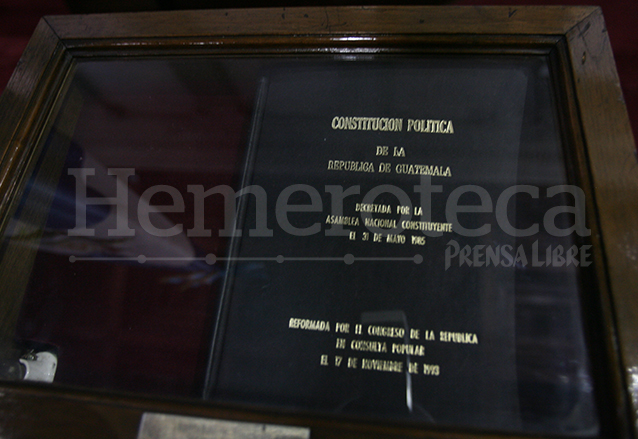 El primer ejemplar de la Constitución de la República se resguarda en el hemiciclo del Congreso desde el 31 de mayo de 1985, día de su proclamación. (Foto: Hemeroteca PL)