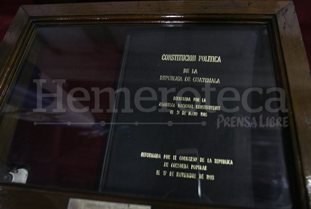El primer ejemplar de la Constitución de la República se resguarda en el hemiciclo del Congreso desde el 31 de mayo de 1985, dÃa de su proclamación. (Foto: Hemeroteca PL)