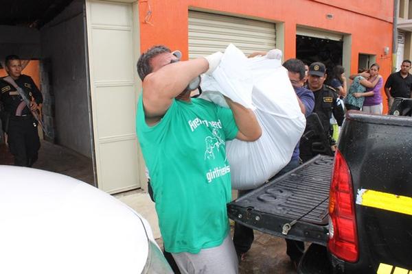 El cadáver es trasladado a una autopatrulla de la PNC para llevarlo a la morgue del Inacif. (Foto Prensa Libre: Óscar González)<br _mce_bogus="1"/>