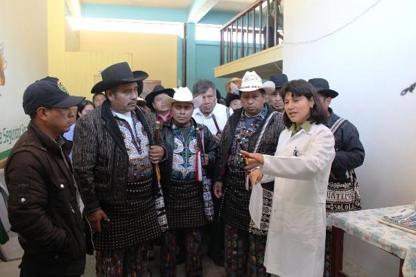 Autoridades indígenas de Sololá escuchan explicaciones de la directora del hospital,  Georgina  Monzón.