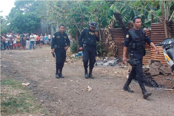 Agentes de la PNC inspeccionan escena del crimen en colonia Portales, Escuintla. (Foto Prensa Libre: Melvin Sandoval)