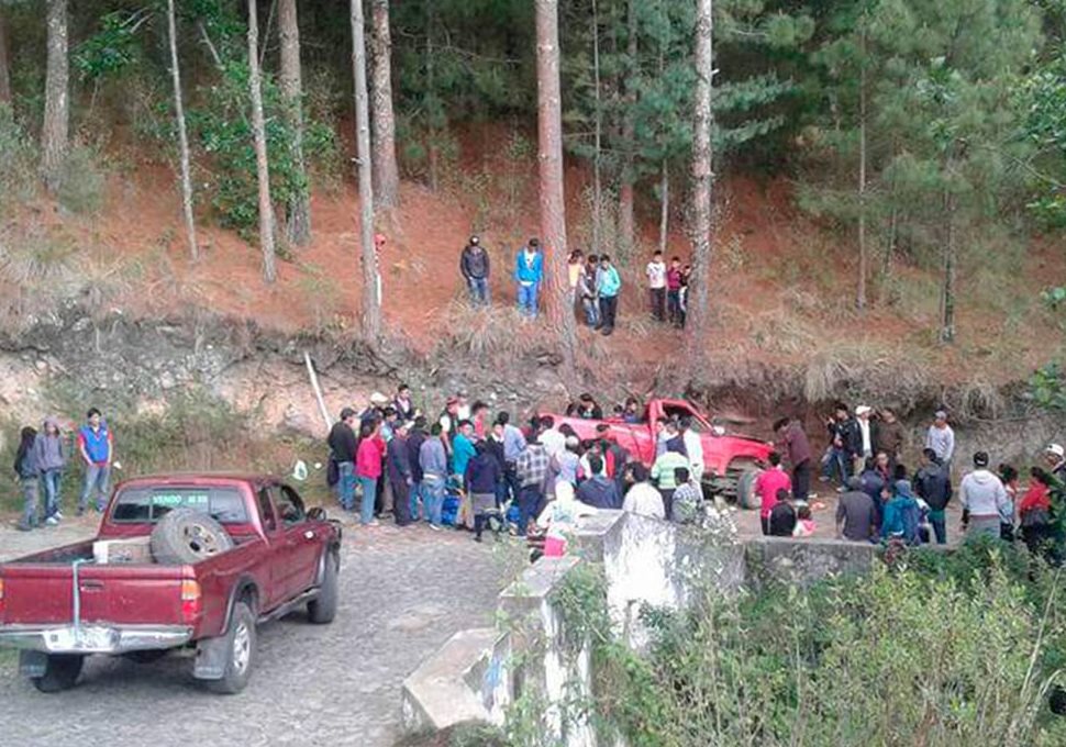 El accidente de tránsito ocurrió en el cantón El Prado, San José Ojetenam, San Marcos. (Foto Prensa Libre: Whitmer Barrera)
