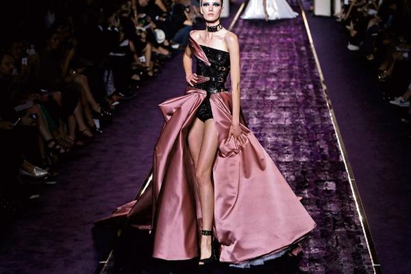 El inconfundible estilo de Versace  resaltó con  collares  metálicos. (Foto Prensa Libre: AFP)