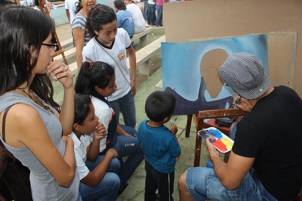 Estudiante de arte enseña pintura a niños y jóvenes de Moyuta, Jutiapa. (Foto Prensa Libre: Óscar González)