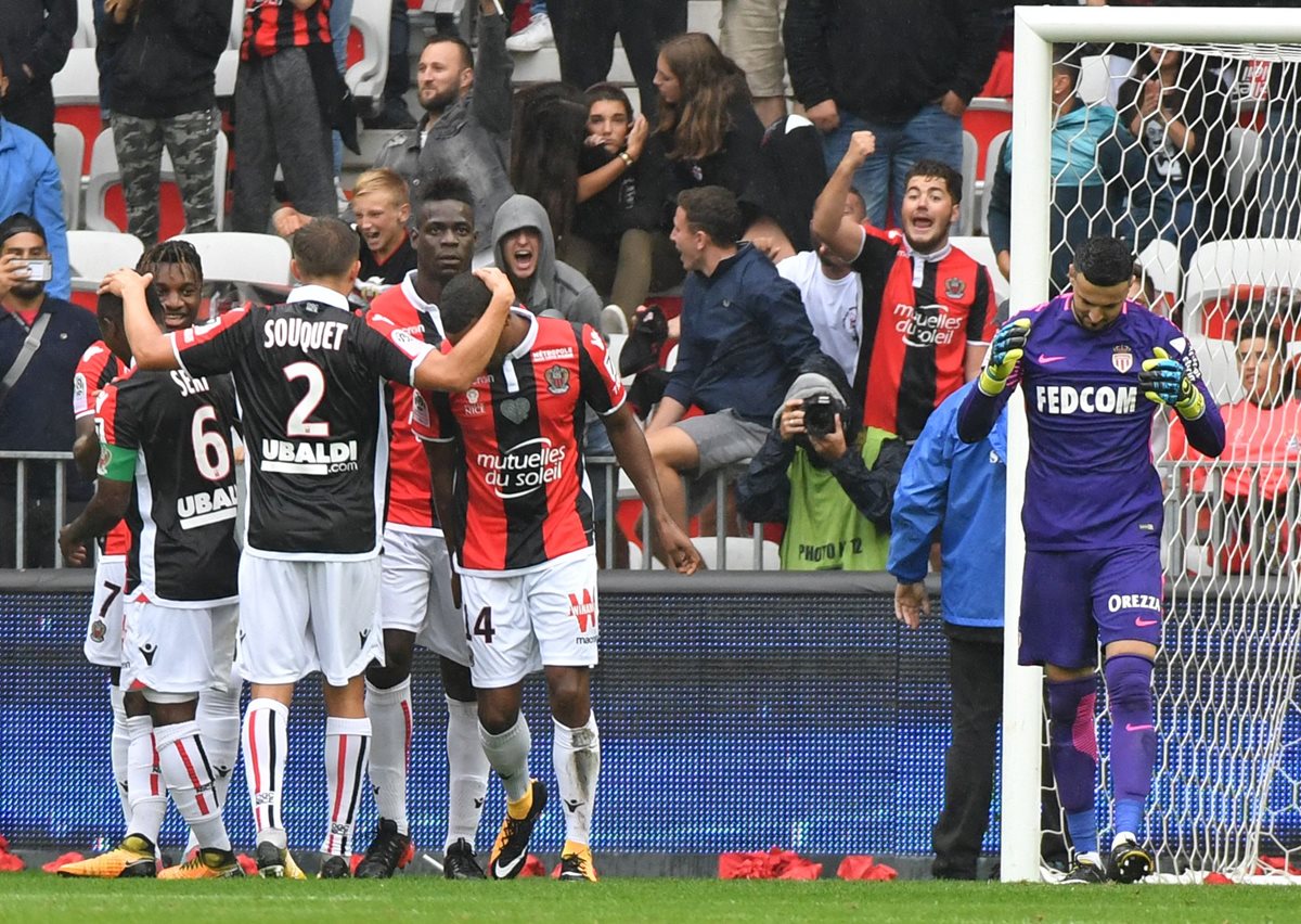 Mario Balotelli y el resto de sus compañeros festejan una de las anotaciones del italiano frente al Mónaco. (Foto Prensa Libre: AFP)