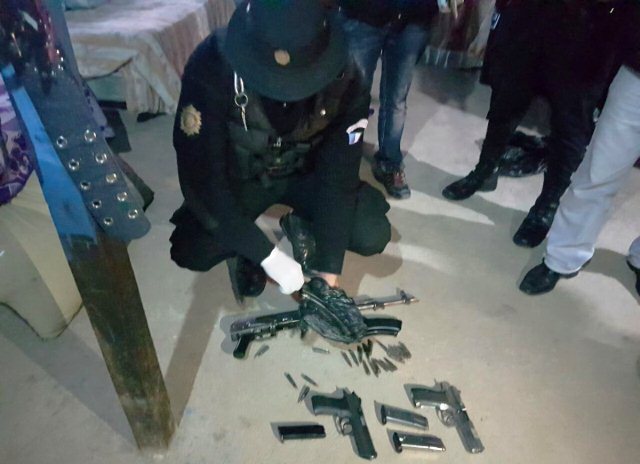 Policías localizan armas en allanamientos contras las extorsiones. (Foto Prensa Libre: PNC)
