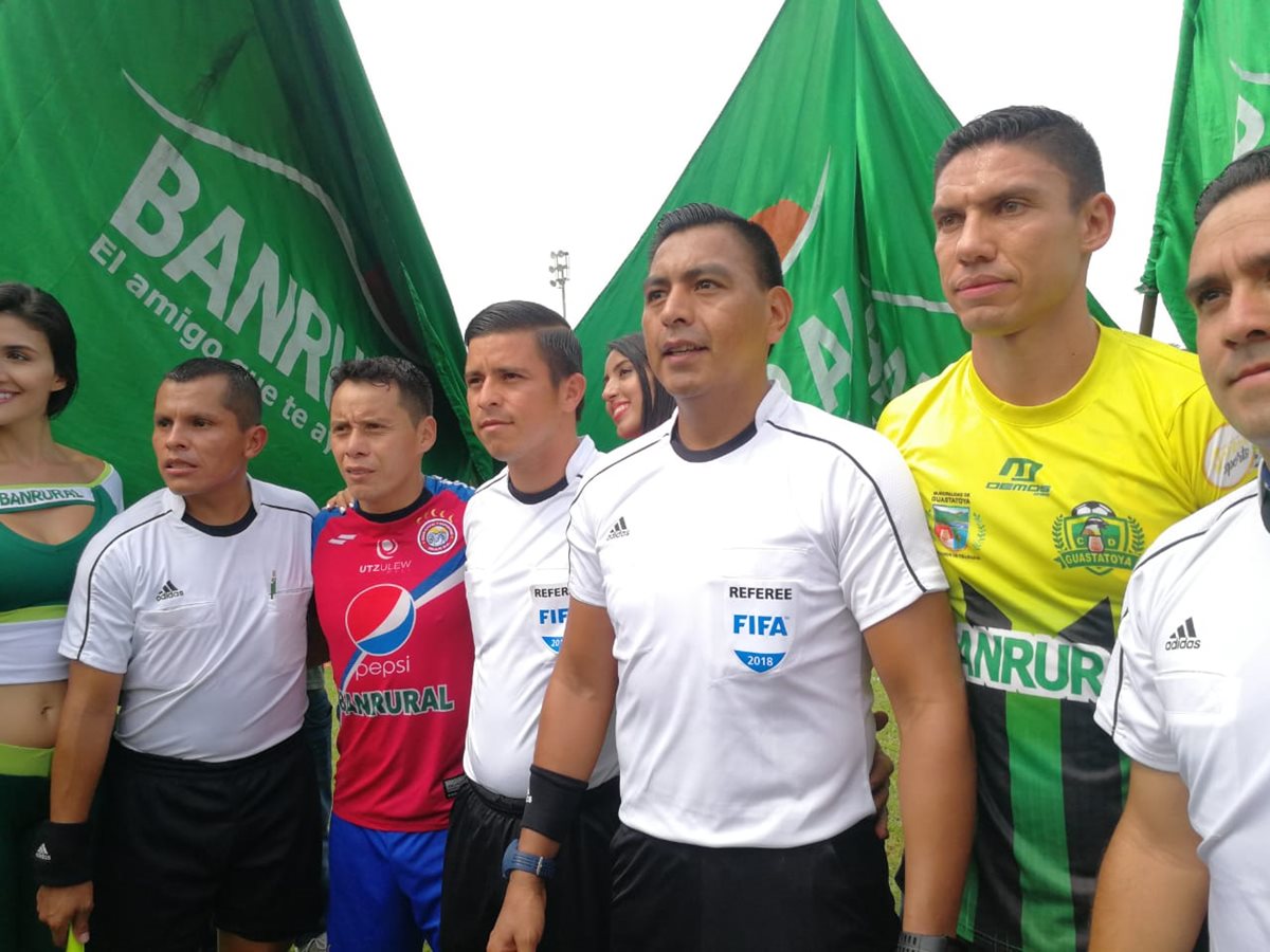 Los capitanes Kristian Guzmán y Carlos Gallardo con el árbitro Wálter López.