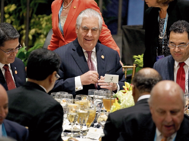 Rex Tillerson, secretario estadounidense de Estado, sostuvo una serie de reuniones con los mandatarios y representantes de los gobiernos de Guatemala, El Salvador y Honduras. (Foto Prensa Libre: AFP)