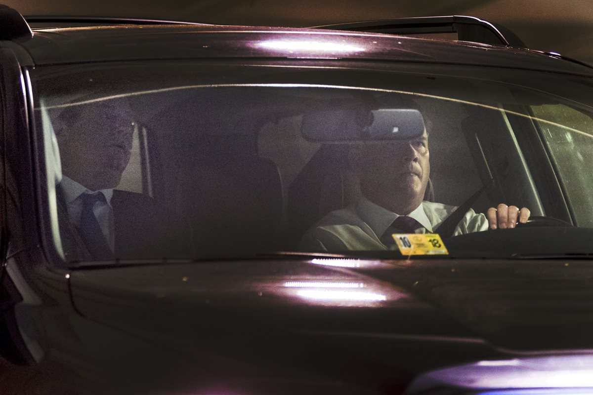 Momento en el que Paul Manafort, exjefe de campaña de Trump, llegaba al FBI para entregarse. (Foto Prensa Libre: AP)