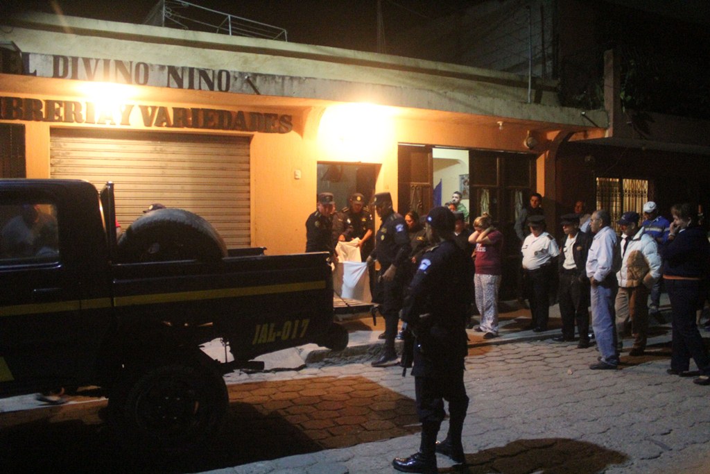 Agentes de la PNC trasladan el cadáver de Raúl Espinoza, quien murió baleado en Jalapa. (Foto Prensa Libre: Hugo Oliva).