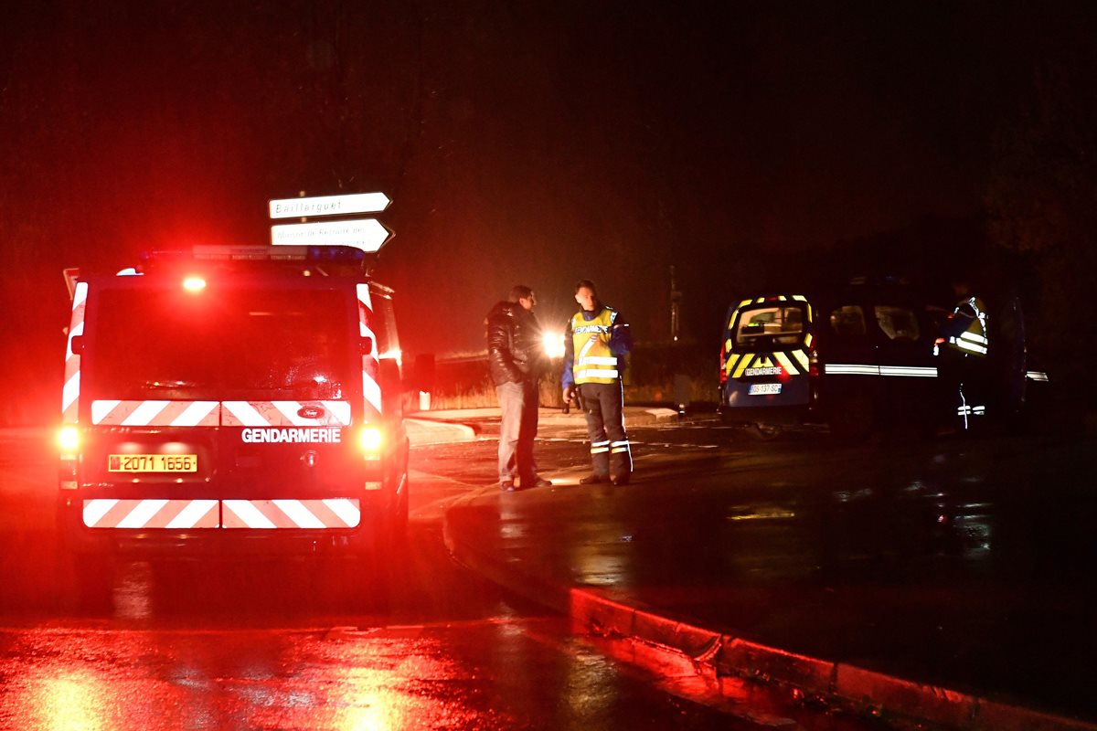 Autoridades resguardan los alrededores de la casa de los religiosos que fue atacada en Francia. (Foto Prensa Libre: AFP).