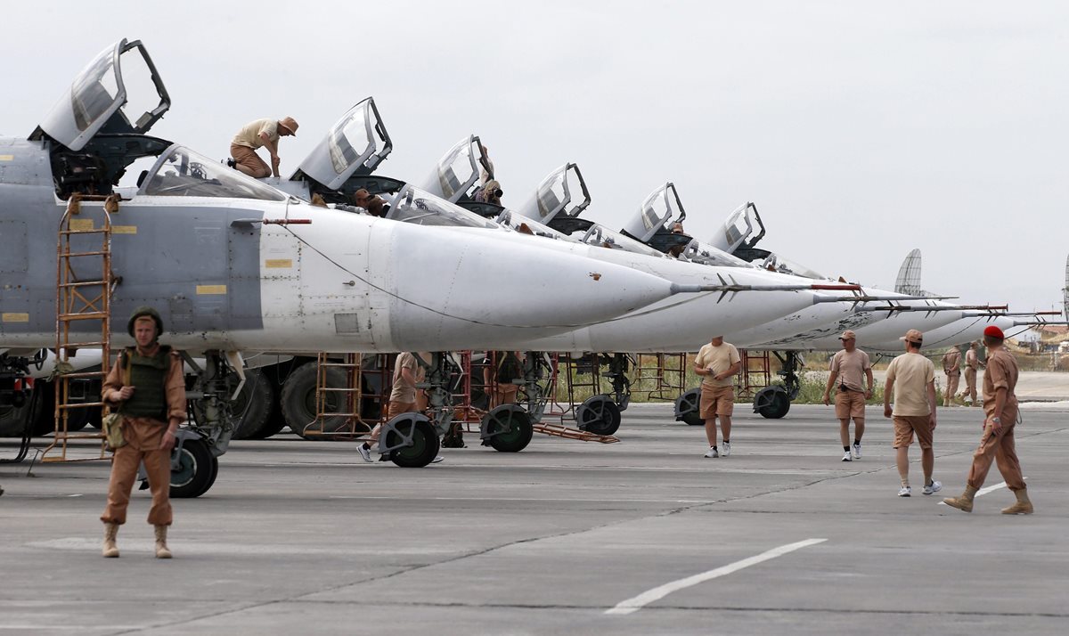 Bombarderos rusos en estación en la base aérea de Hmeimym, Siria. (Foto Prensa Libre: EFE)