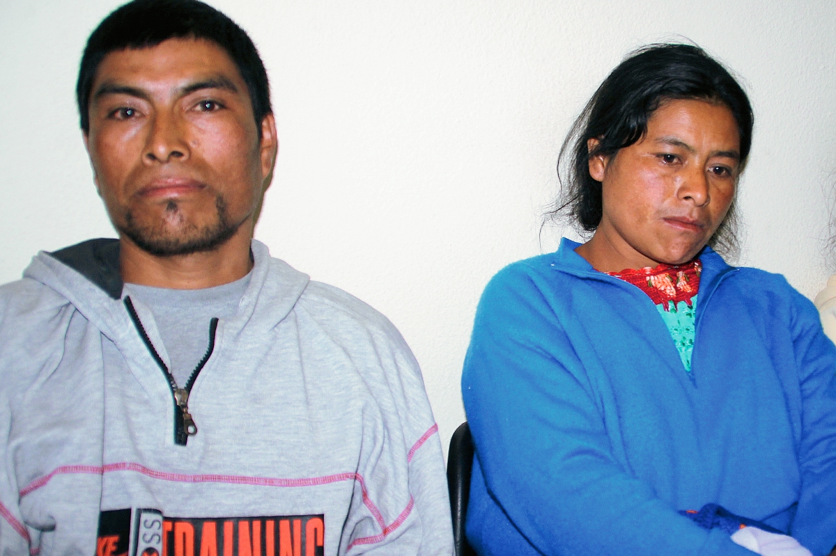Dos de los capturados en Cuilco, Huehuetenango, sindicados de haber participado en la muerte de un hombre. (Foto Prensa Libre: Mike Castillo)