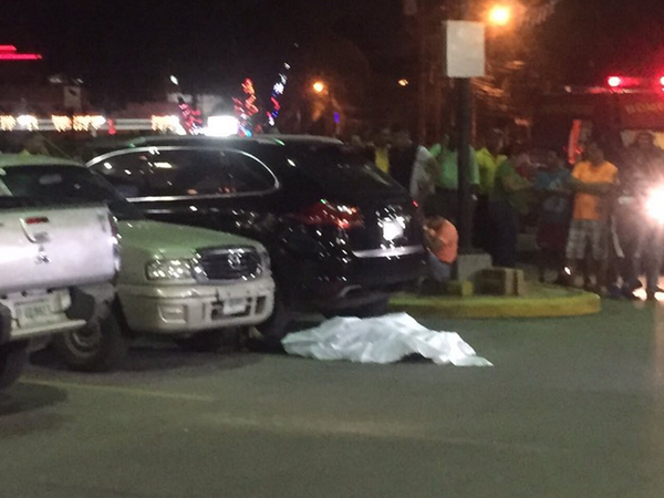 El cuerpo de Arnold Peralta quedó tendido en el estacionamiento de un centro comercial en la Ceiba, Honduras. (Foto Prensa Libre: Cortesía Diario El Heraldo).