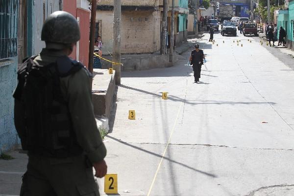 Alrededor de 10 casquillos de bala fueron identificados en ataque en colonia Belén (Foto Prensa Libre: Estuardo Paredes)<br _mce_bogus="1"/>