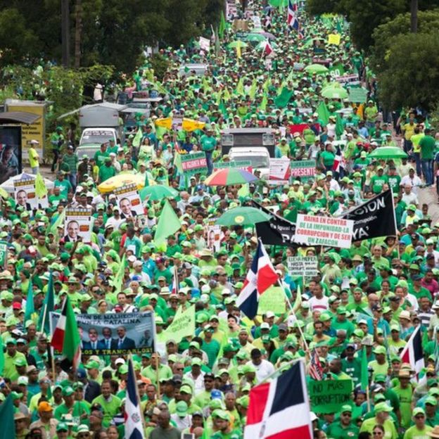 Miles de personas han protestado en marchas exigiendo justicia frente a denuncias de corrupción. (GETTY IMAGES)