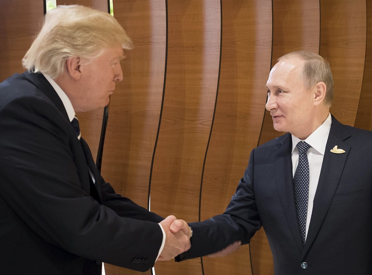 Trump y Putin se reúnen por primera vez en medio de tensión