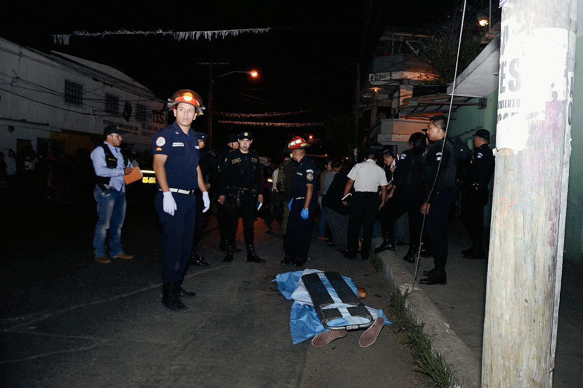 Una de las víctimas que fue atacada con arma de fuego en la colonia Belén, zona 7 de Mixco. (Foto Prensa Libre: Bomberos Municipales).